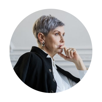 Portrait professionnel d'un cadre en situation de réflexion stratégique