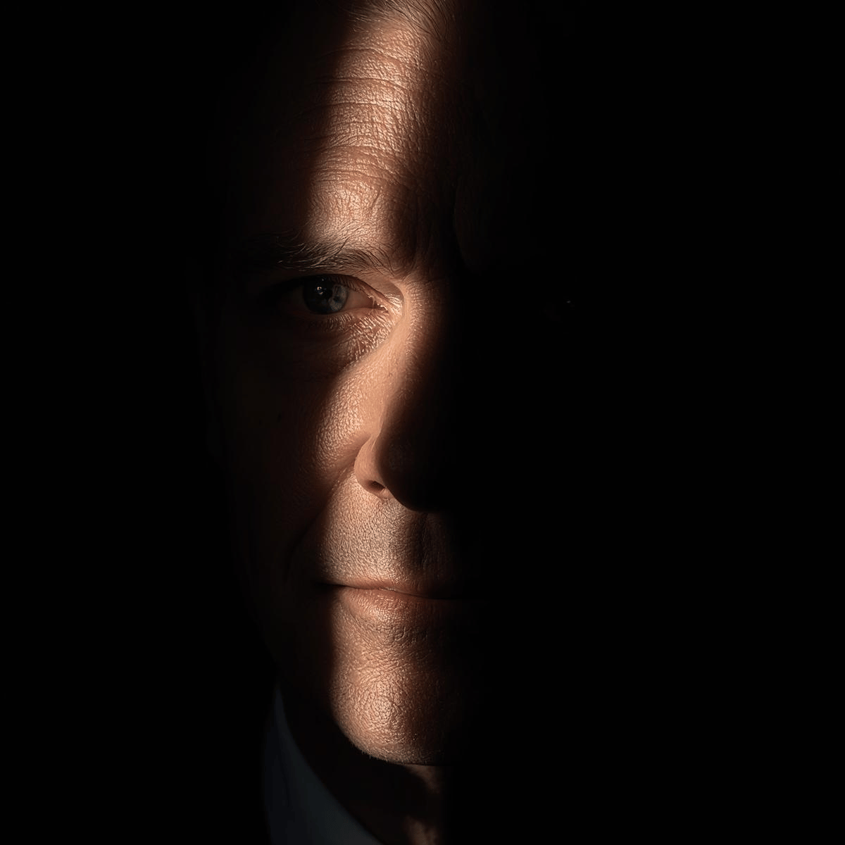 visage dans porte entrouverte